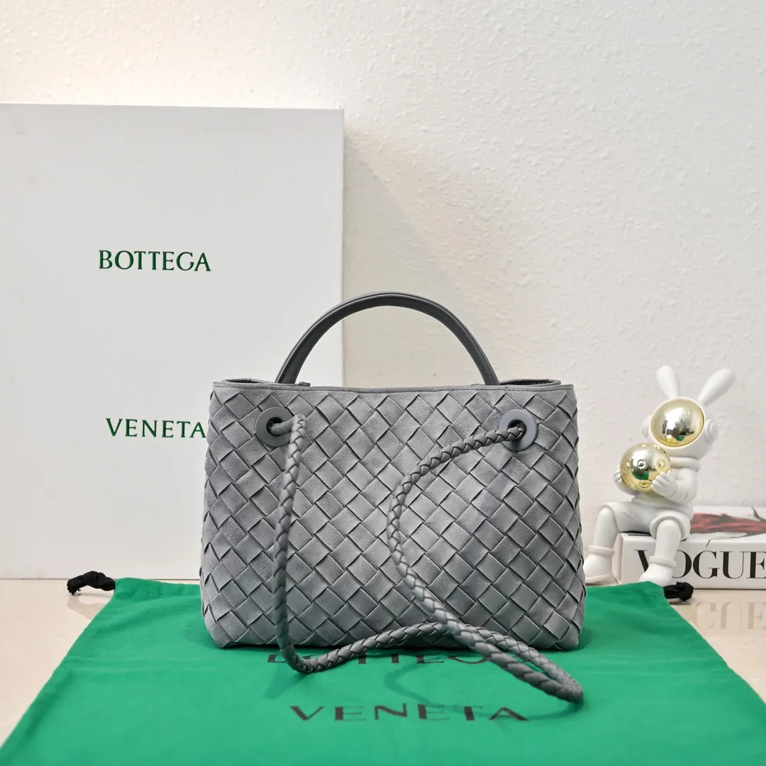 The 2024 new Andiamo batch 1920 BV has been shipped‼ ️Really popular🔥The new Andiamo woven handbag launched by Bottega Veneta this season is really popular all over the world! ! Celebrities at home and abroad have worn it, and Oscar-winning actress Michelle Yeoh has taken it out on the street. Song Jia, Trai Yara, Yu Feihong, Sanji Ayaka, Rosie Hunting-Whiteley, Yoshioka Riho, etc. have all picked up this bag. It is classic and versatile, showing off its temperament, and the bag capacity is also large, which is very convenient for daily commuting! ! A variety of carrying methods, the shoulder straps can be adjusted by yourself, the original lambskin feels soft and delicate, and the neutral style is created to break gender boundaries and bring a more practical and longer-lasting use experience. Andiamo, which has both elegant and casual styles, perfectly interprets the true appearance of "fashionable old money style". Style number: 7463 (suede) Size: 25*22*10.5cm